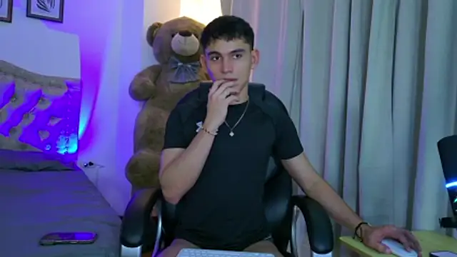 Snapshot of estebanperez_26 chatting on June 16, 7:25 pm estebanperez 26 online show from June 16, 7:25 pm