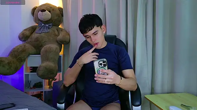 Snapshot of estebanperez_26 chatting on June 13, 8:07 pm estebanperez 26 online show from June 13, 8:07 pm