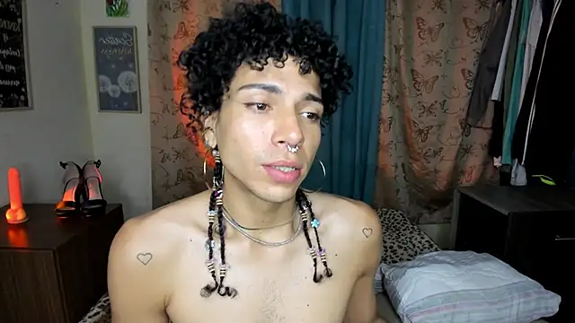 Snapshot of Angel_White25 chatting on June 9, 5:41 am Angel White25 online show from June 9, 5:41 am