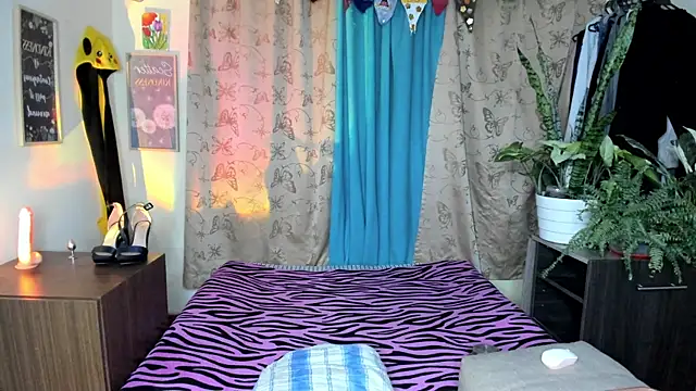 Snapshot of Angel_White25 chatting on July 9, 12:00 am Angel White25 online show from July 9, 12:00 am