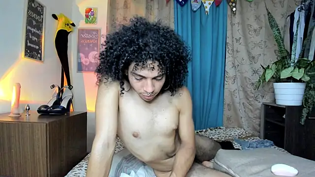 Snapshot of Angel_White25 chatting on June 25, 5:12 am Angel White25 online show from June 25, 5:12 am