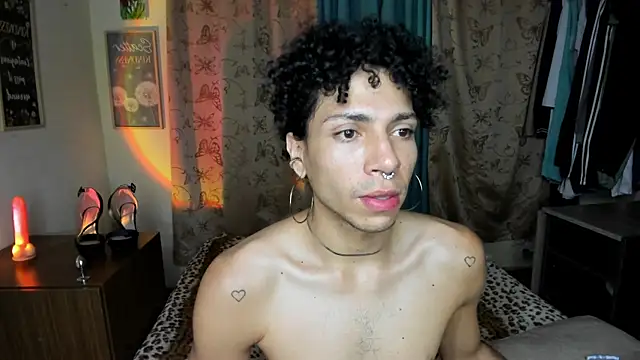 Snapshot of Angel_White25 chatting on June 15, 6:35 am Angel White25 online show from June 15, 6:35 am