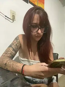 Snapshot of Taurina0105 chatting on February 24, 6:36 am Taurina0105 online show from February 24, 6:36 am