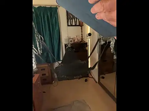 Snapshot of LeatherSdaddy chatting on November 18, 3:04 pm LeatherSdaddy online show from November 18, 3:04 pm