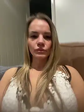 Cutebrowneyes  online show from December 19, 11:18 pm