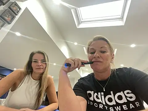 Cutebrowneyes  online show from November 12, 12:53 pm