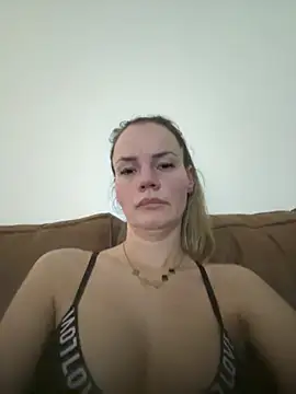 Cutebrowneyes  online show from January 5, 10:13 pm