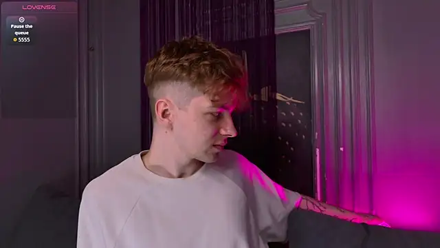 Snapshot of Paul_Holt chatting on November 18, 8:34 pm Paul Holt online show from November 18, 8:34 pm