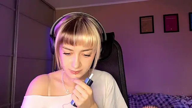 EmilySkyline online show from November 21, 5:06 am