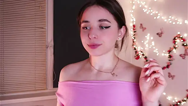 yoyogirlx online show from March 28, 1:23 pm