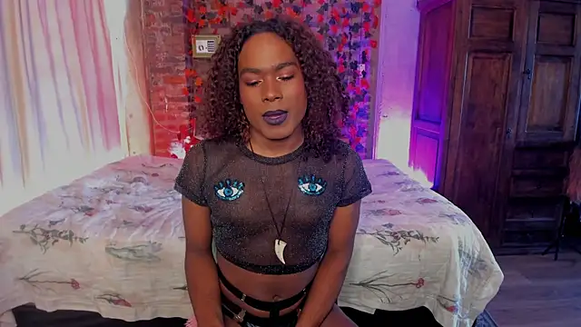 Snapshot of LaGoldenBitch chatting on December 17, 4:12 pm LaGoldenBitch online show from December 17, 4:12 pm