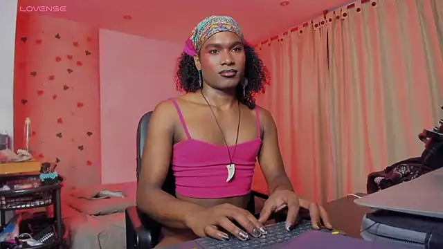 LaGoldenBitch online show from May 30, 1:23 am