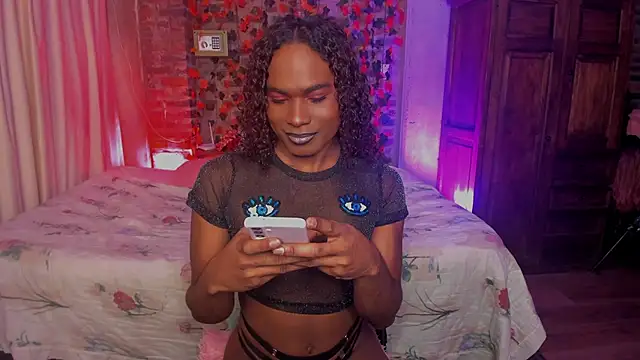 Snapshot of LaGoldenBitch chatting on December 17, 1:43 am LaGoldenBitch online show from December 17, 1:43 am