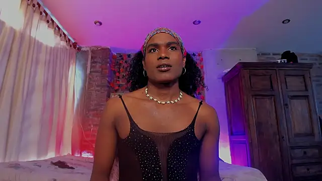 Snapshot of LaGoldenBitch chatting on January 6, 4:00 pm LaGoldenBitch online show from January 6, 4:00 pm