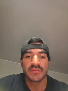 Snapshot of piggylatino chatting on December 20, 5:21 am piggylatino online show from December 20, 5:21 am