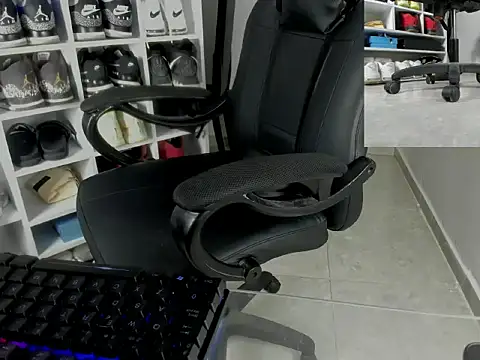 Snapshot of master_leather chatting on January 8, 1:55 am master leather online show from January 8, 1:55 am