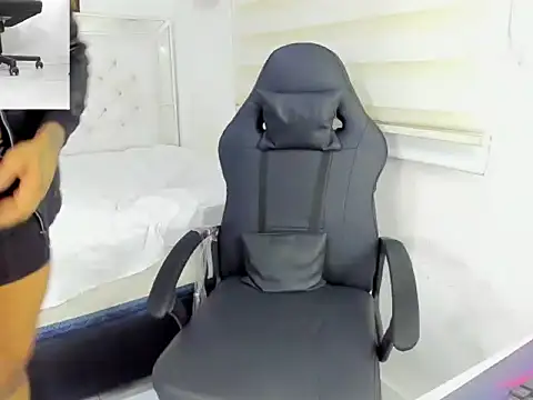 Snapshot of master_leather chatting on December 3, 6:51 pm master leather online show from December 3, 6:51 pm