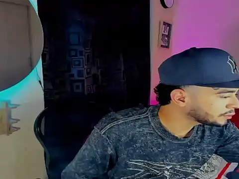 JohnE Medina online show from December 5, 8:28 pm