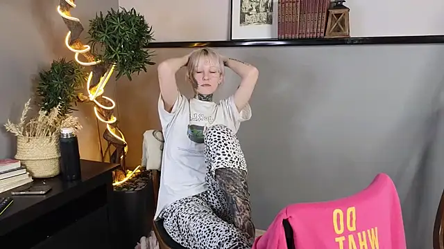 Snapshot of IsauraGarratt chatting on November 15, 12:42 pm IsauraGarratt online show from November 15, 12:42 pm