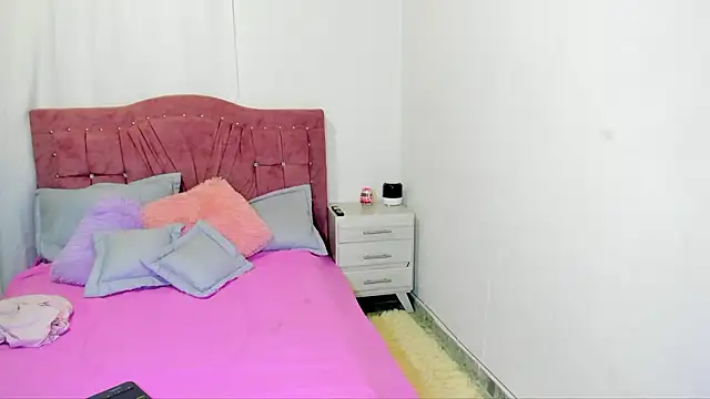 yourlatina emely online show from March 5, 8:49 pm