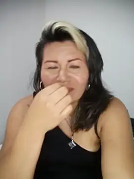 Snapshot of angi_daw chatting on December 21, 3:30 am angi daw online show from December 21, 3:30 am