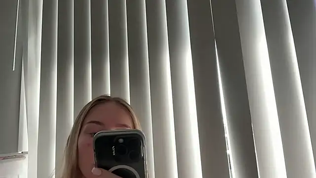 Snapshot of GigiLinks chatting on November 11, 11:20 pm GigiLinks online show from November 11, 11:20 pm