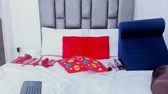 sarahhernandez online show from December 18, 2:32 pm