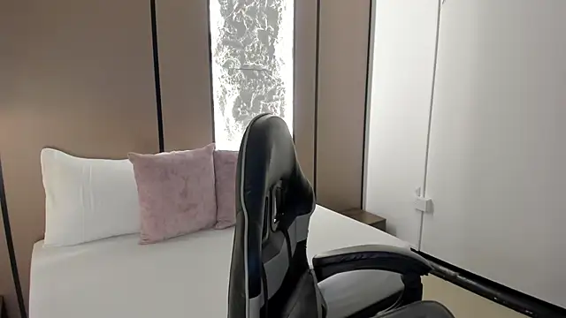 cloee20  online show from December 20, 2:25 am