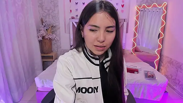 ISABELA TAY online show from March 31, 11:45 am