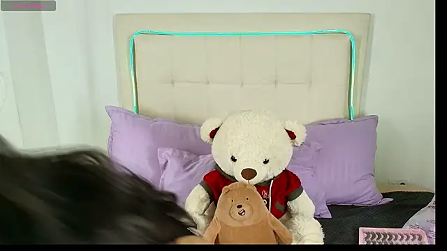 Daphne Hills online show from March 15, 6:48 pm