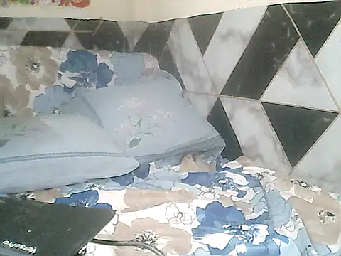 loriepinay46 online show from December 18, 11:19 pm