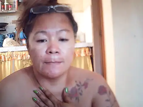 loriepinay46 online show from May 9, 10:13 pm