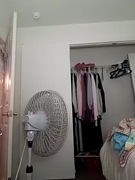 Gummiebear1230 online show from December 4, 5:17 am