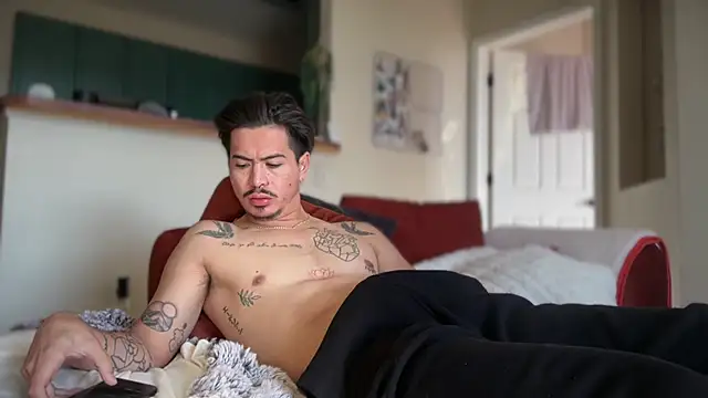 Snapshot of nudecouple100 chatting on December 1, 5:25 pm nudecouple100 online show from December 1, 5:25 pm