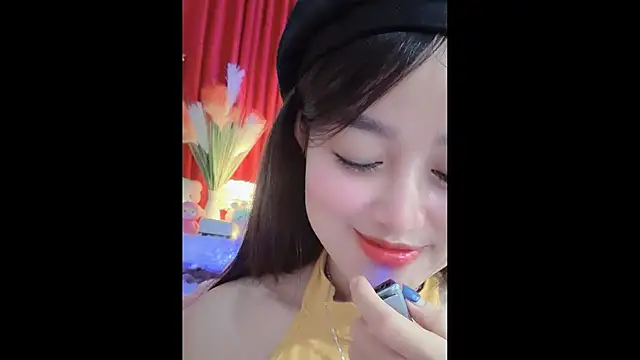 Snapshot of MiCandy-Lovee chatting on December 2, 7:32 am MiCandy-Lovee online show from December 2, 7:32 am