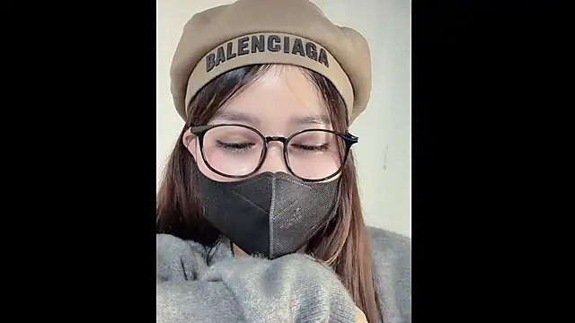 Snapshot of MiCandy-Lovee chatting on November 18, 5:49 pm MiCandy-Lovee online show from November 18, 5:49 pm