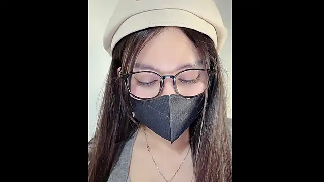 Snapshot of MiCandy-Lovee chatting on November 19, 1:22 pm MiCandy-Lovee online show from November 19, 1:22 pm