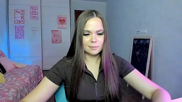 Snapshot of Kira_love_81 chatting on May 21, 7:44 pm Kira love 81 online show from May 21, 7:44 pm