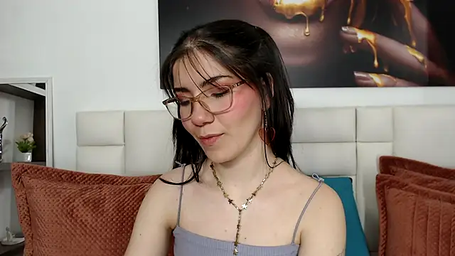 AriLumi online show from November 18, 8:45 pm