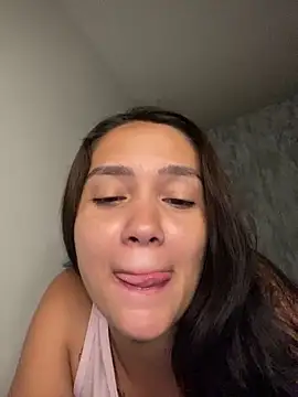 Snapshot of carolsapequinha chatting on February 21, 10:28 am carolsapequinha online show from February 21, 10:28 am