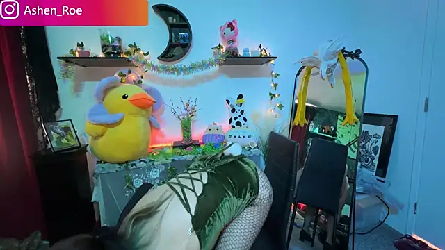 AshenRoe online show from April 5, 7:20 pm