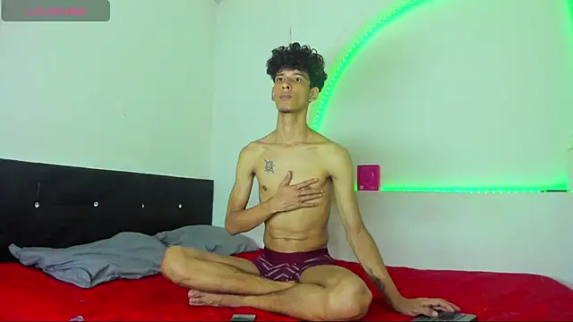 kaiborman00 online show from April 12, 3:21 am