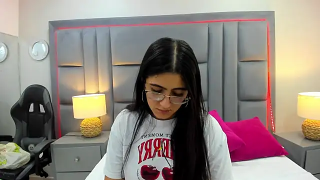 Snapshot of LuisaFranco chatting on December 3, 3:40 am LuisaFranco online show from December 3, 3:40 am