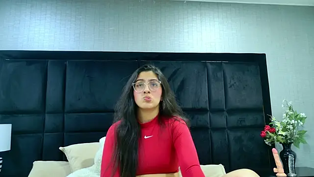 Snapshot of LuisaFranco chatting on December 5, 4:00 am LuisaFranco online show from December 5, 4:00 am