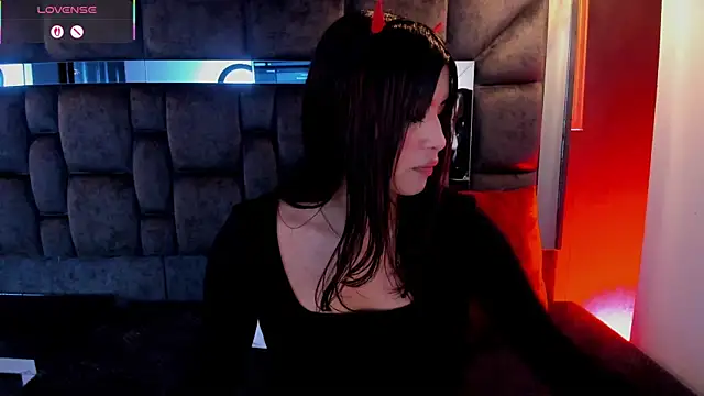 IssaJones  online show from April 17, 9:39 pm