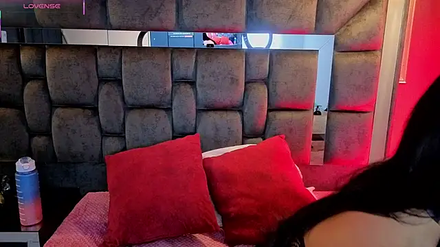 IssaJones  online show from March 13, 9:20 pm