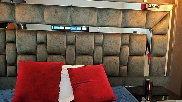 Snapshot of IssaJones_ chatting on November 14, 7:39 pm IssaJones online show from November 14, 7:39 pm