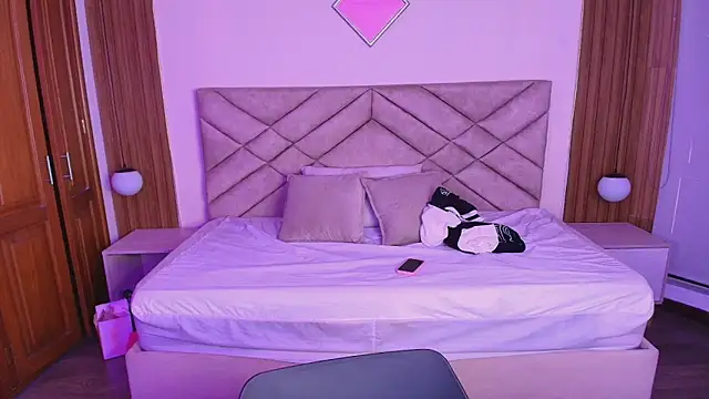 Laracooper  online show from March 31, 8:00 pm