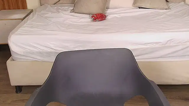 Laracooper  online show from March 4, 7:43 pm