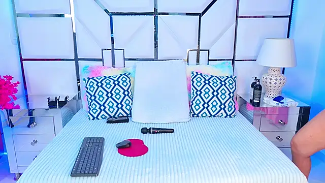 Snapshot of VeronicaSttar chatting on February 11, 12:05 pm VeronicaSttar online show from February 11, 12:05 pm